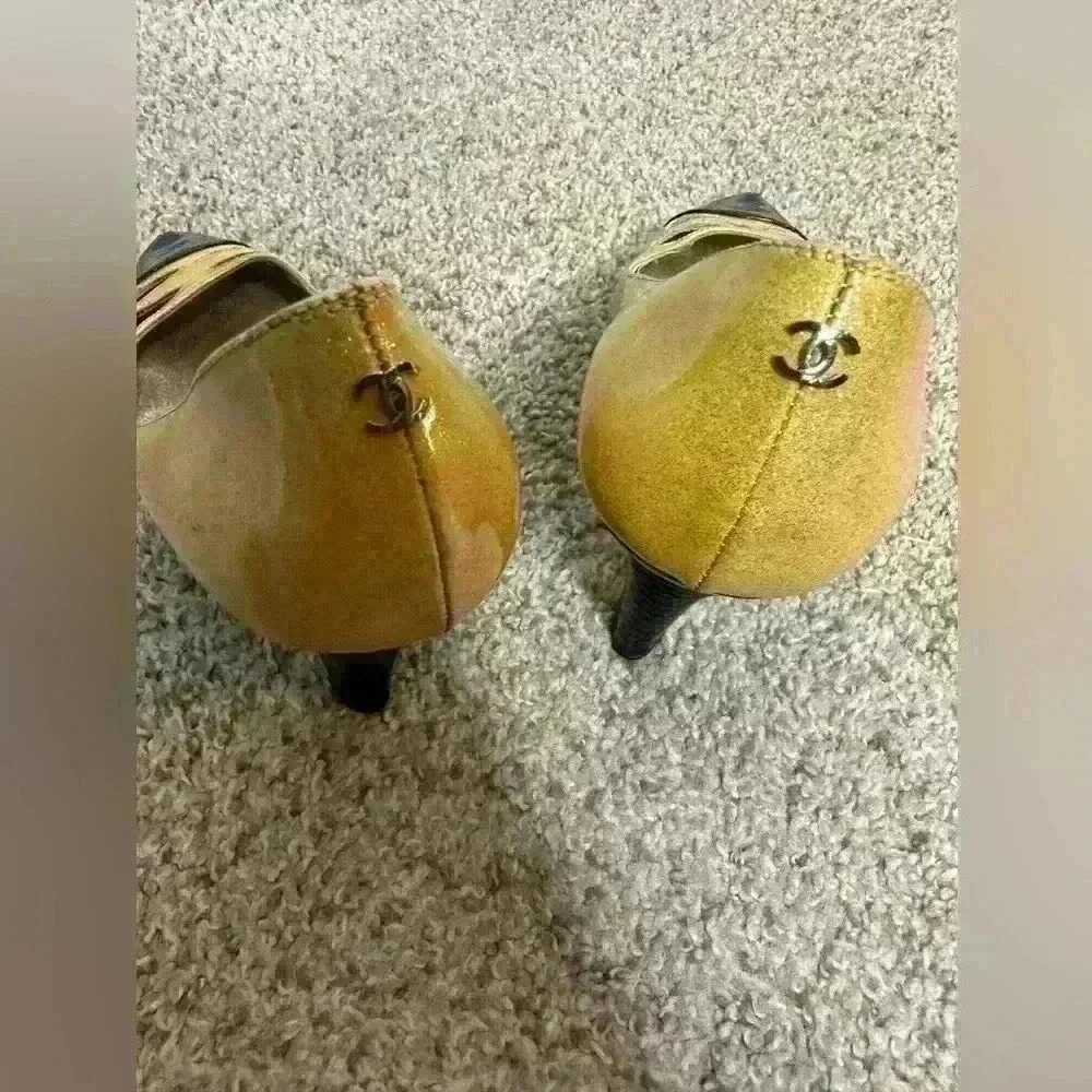 CHANEL Two-Tone Yellow and Black Heels - Picture 4 of 15